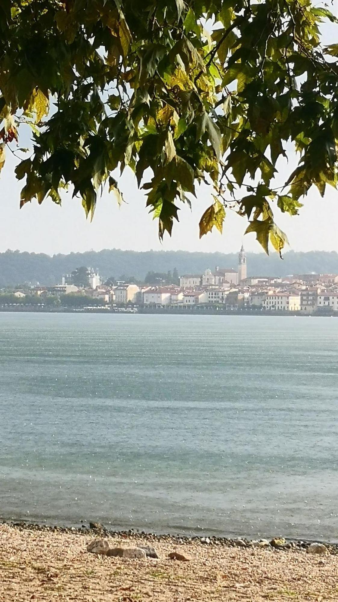 Villa Residenza Esse Angera Esterno foto